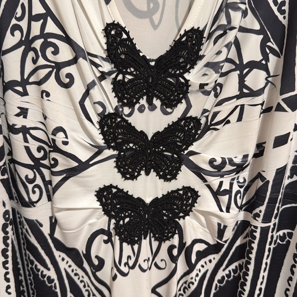 Black and White One World So cute on sundress. Size large - Picture 2 of 8